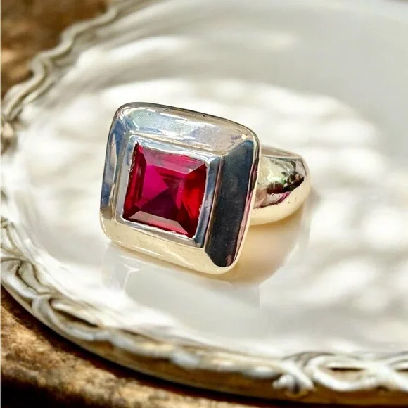 Vintage Signed Ruby Sterling Silver Ring (6.5/9g) - Picture 2 of 15